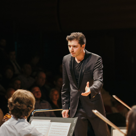 Ο μαέστρος Διονύσης Γραμμένος διευθύνει ορχήστρα