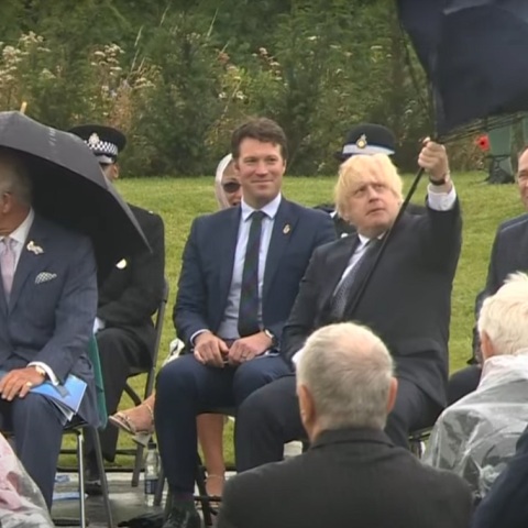 Ο Μπόρις Τζόνσον προσπαθεί να ανοίξει μία ομπρέλα