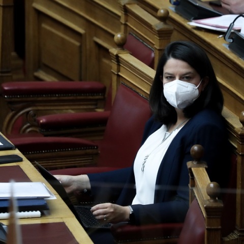 Η υπουργός Παιδείας, Νίκη Κεραμέως, με μάσκα στη Βουλή 