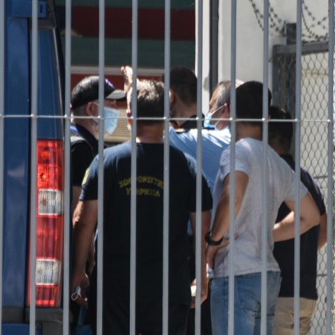 Ο Πέτρος Φιλιππίδης κατά τη μεταφορά του στις φυλακές Τρίπολης