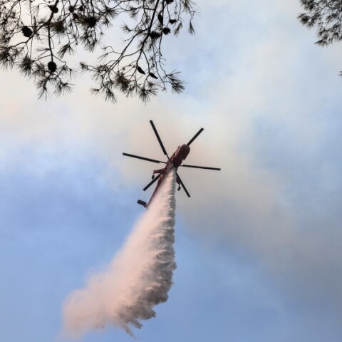 Ελικόπτερο της Πυροσβεστικής κάνει ρίψη νερού © EUROKINISSI / ΒΑΣΙΛΗΣ ΡΕΜΠΑΠΗΣ 