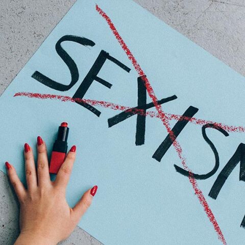 Η λέξη «σεξισμός» γραμμένη σε χαρτί και σβησμένη με κραγιόν