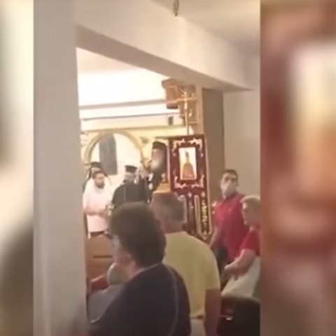 Στιγμιότυπο από το επεισόδιο με αντιεμβολιαστές σε εκκλησία της Θεσσαλονίκης
