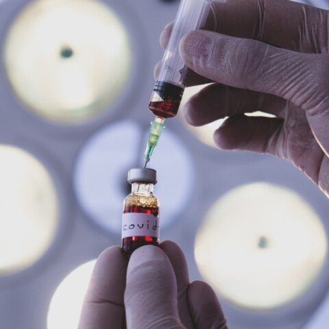 Οι καθηγητές Γκίκας Μαγιορκίνης και Θάνος Δημόπουλος εξηγούν γιατί μπορεί να μολυνθεί κάποιος που έχει εμβολιαστεί πλήρως © UNSPLASH