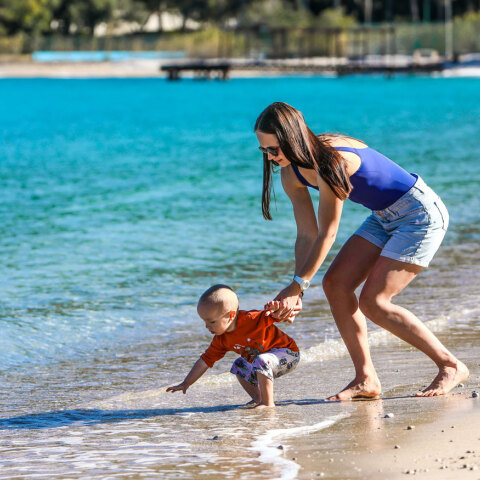 Γυναίκα με παιδάκι στην παραλία