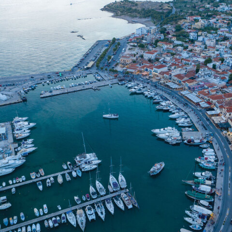 Λιμάνι Αίγινας από ψηλά 