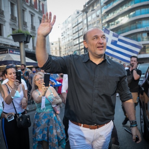 Φαίδων Βόβολης: Ο αντιεμβολιαστής γιατρός σε συγκέντρωση κατά του υποχρεωτικού εμβολιασμού στην Ομόνοια