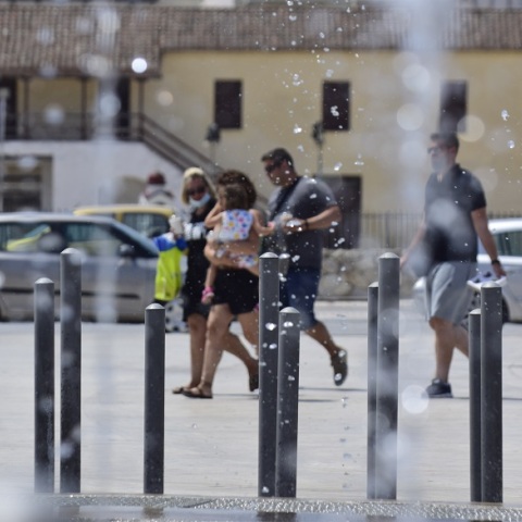 Πολίτες περπατούν στο κέντρο του Άργους