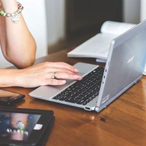 Γυναίκα μπροστά σε λάπτοπ/υπολογιστή