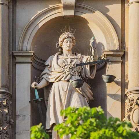 Άγαλμα της Θέμιδας, θεάς της Δικαιοσύνης