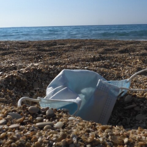 Μάσκα προσώπου πεταμένη στην παραλία © EUROKINISSI