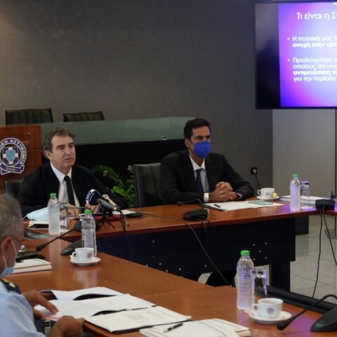 O υπουργός Προστασίας του Πολίτη Μιχάλης Χρυσοχοΐδης (Α) και ο Εθνικός Εισηγητής για την καταπολέμηση εμπορίας ανθρώπων, Ηρακλής Μοσκώφ (Δ) στη διαδικτυακή παρουσίαση της «Στρατηγικής για την Καταπολέμηση της Εμπορίας Ανθρώπων 2021-2025» © ΑΠΕ / Αλέξανδρο