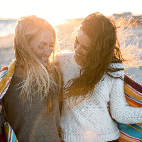 Κοπέλες αγκαλιά σε παραλία