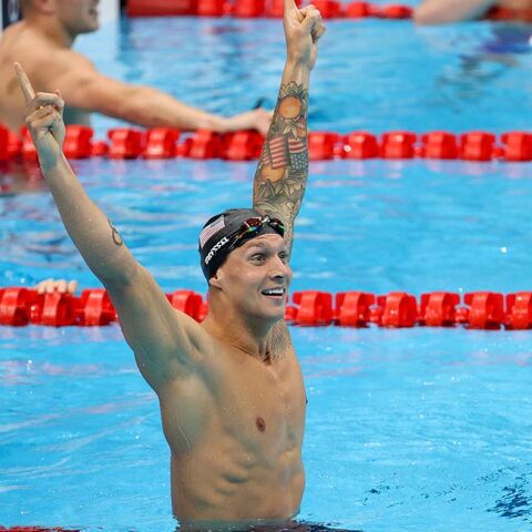 Ολυμπιακοί Αγώνες - Τόκιο: Ο Caeleb Dressel πανηγυρίζει τη νίκη του στο ελεύθερο των 100 μέτρων