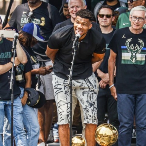 O Γιάννης Αντετοκούνμπο κατά τη διάρκεια εορτασμού για το πρωτάθλημα των Μιλγουόκι Μπακς τον Ιουλίου του 2021 © EPA / TANNEN MAURY