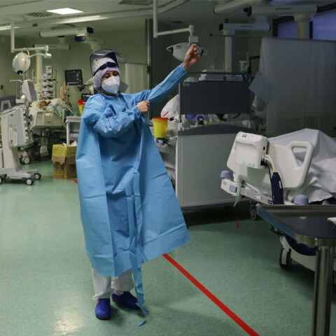 Υγειονομικός σε νοσοκομείο αναφοράς για τον κορωνοϊό στην Ιταλία