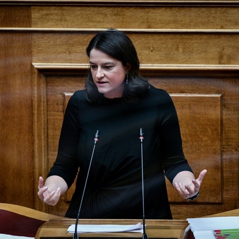 Η υπουργός Παιδείας, Νίκη Κεραμέως, στο βήμα της Βουλής