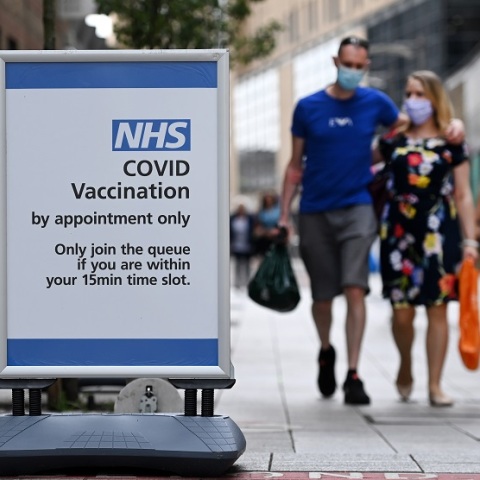 Κορωνοϊός: Πολίτες με μάσκα στη Βρετανία