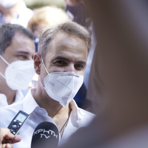 Ο πρωθυπουργός Κυριάκος Μητσοτάκης κατά την επίσκεψή του στο Σπήλι Ρεθύμνου όπου διενεργούνται εμβολιασμοί από κινητή μονάδα © ΑΠΕ / ΔΗΜΗΤΡΗΣ ΠΑΠΑΜΗΤΣΟΣ