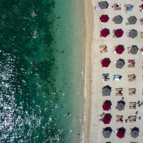 Στιγμιότυπο από παραλία της Αττικής © EUROKINISSI
