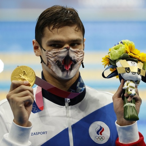 Εβγένι Ρίλοφ: Ποζάρει με χρυσό μετάλλιο και μάσκα-γάτα στους Ολυμπιακούς Αγώνες 2020 του Τόκιο