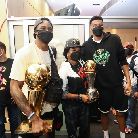 Στην Ελλάδα έφτασε το μεσημέρι ο Γιάννης Αντετοκούνμπο μαζί με τον αδερφό του Θανάση. Μαζί τους, και το βαρύτιμο τρόπαιο του NBA που κατέκτησαν οι Μπακς 