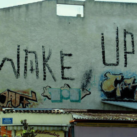 Γκράφιτι στην Αθήνα με τη φράση "Wake Up"