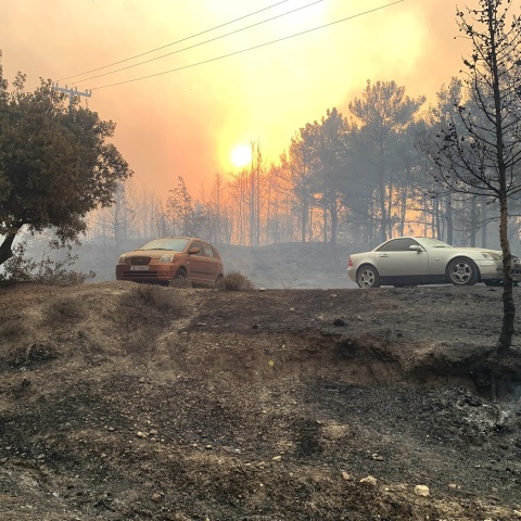 Φωτιά στη Ρόδο: Μήνυμα από το «112» για εκκένωση οικισμού, ενώ μαίνεται ανεξέλεγκτη η πυρκαγιά -χωρίς ρεύμα και νερό μεγάλο μέρος του νησιού