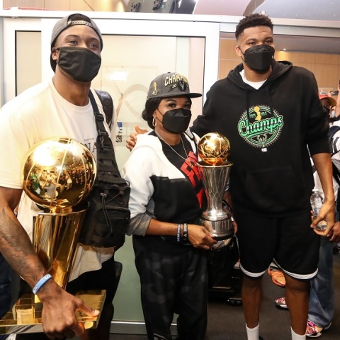 Ο Γιάννης και ο Θανάσης Αντετοκούνμπο με το τρόπαιο του NBA