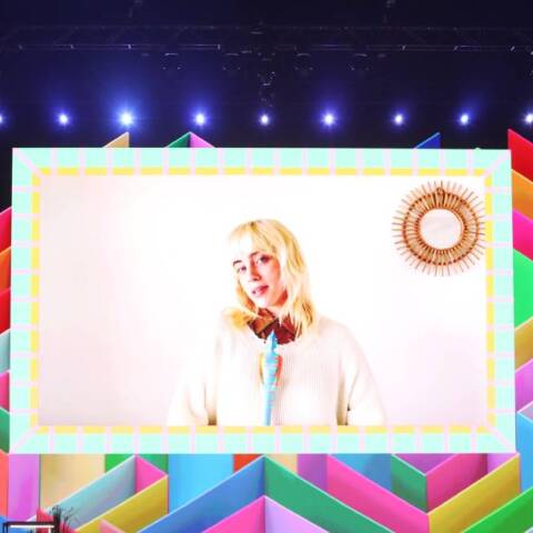 Η Billie Eilish «παραλαμβάνει» το βραβείο για την Best International Solo Female Artist στα BRIT Awards 2021 