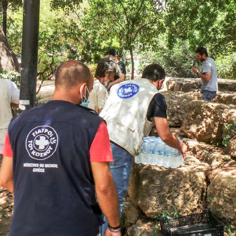 Δράση των Γιατρών του Κόσμου- Νερό και σνακ σε άστεγους εν μέσω καύσωνα