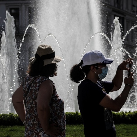 Καύσωνας, υψηλές θερμοκρασίες και στιγμές δροσιές δίπλα σε σιντριβάνι