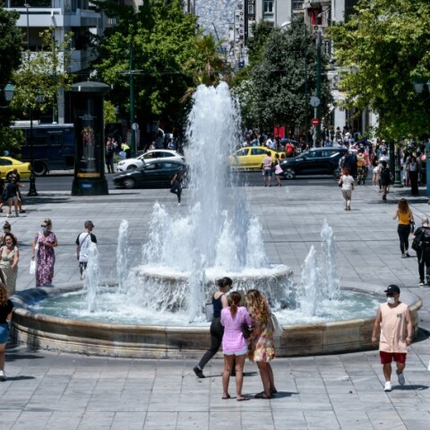 Καύσωνας στο κέντρο της Αθήνας © EUROKINISSI