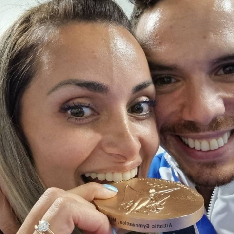Ολυμπιακοί Αγώνες 2020 - Τόκιο: Η Βασιλική Μιλλούση και ο Λευτέρης Πετρούνιας ποζάρουν με το χάλκινο μετάλλιο