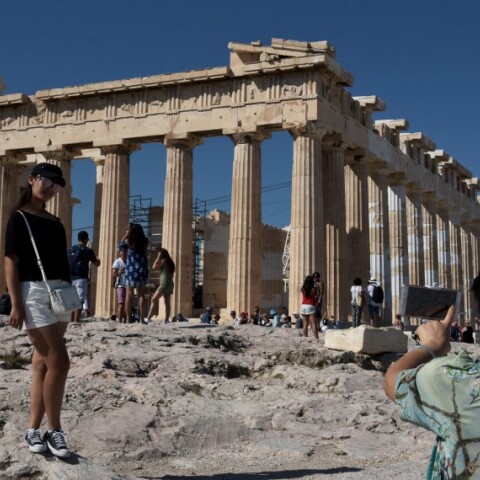 Οι τουριστες επισκέπτονται τον ιερο βράχο της Ακρόπολης © EUROKINISSI 