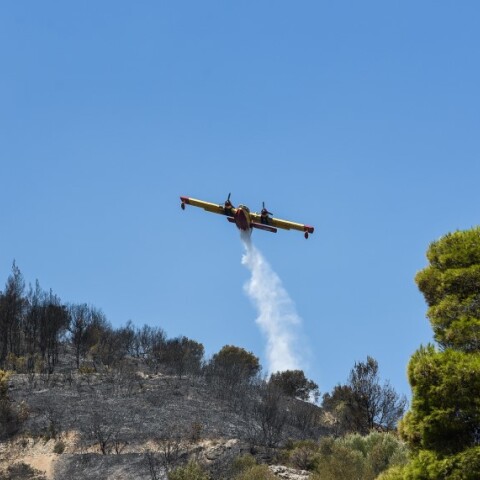 Ελικόπτερο της Πυροσβεστικής κάνει ρίψη νερού © EUROKINISSI 