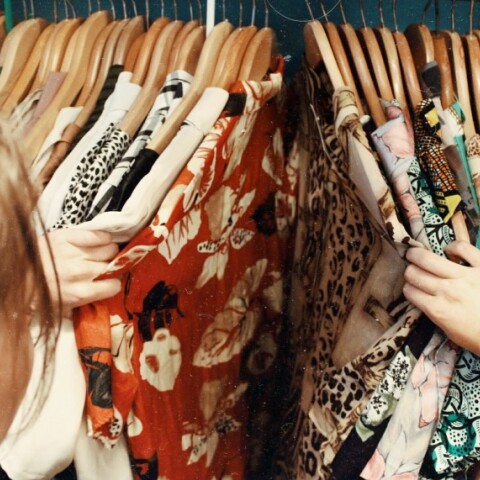 Second hand ρούχα © UNSPLASH