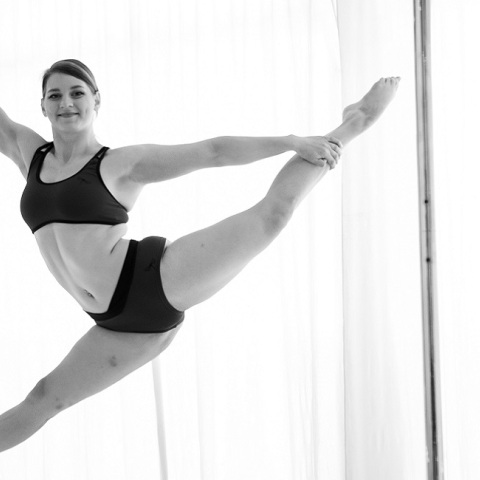 Η 19χρονη pole dancer, Στέλλα Ρουστα κάνει ένα ακροβατικό στο στύλο.