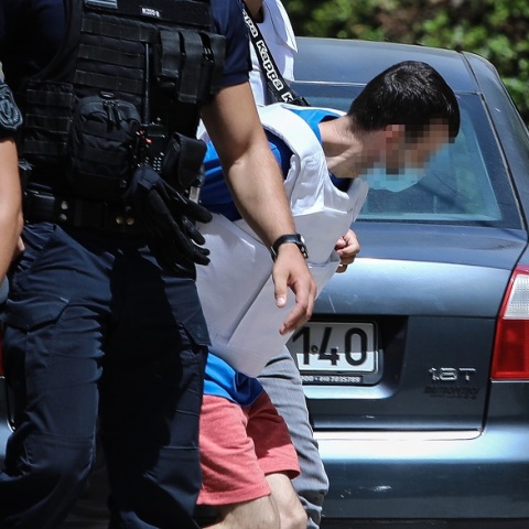 Ο καθ' ομολογία δράστης της δολοφονίας της 31χρονης στη Δάφνη κατά τη μεταφορά του στον ανακριτή
