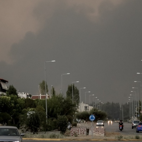 Φωτιά στη Βαρυμπόμπη - Αδάμες