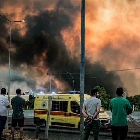 Φωτιά στη Βαρυμπόμπη: Ασθενοφόρο του ΕΚΑΒ στους Θρακομακεδόνες