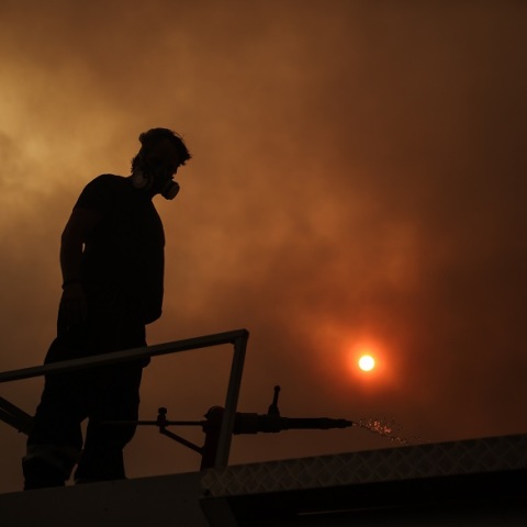 Φωτιά - Πυροσβέστης μέσα σε καπνούς από την πυρκαγιά στη Βαρυμπόμπη