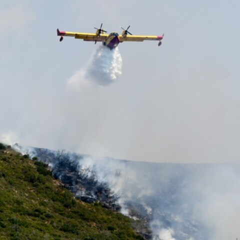 Ελικόπτερο της Πυροσβεστικής κάνει ρίψη νερού © EUROKINISSI 