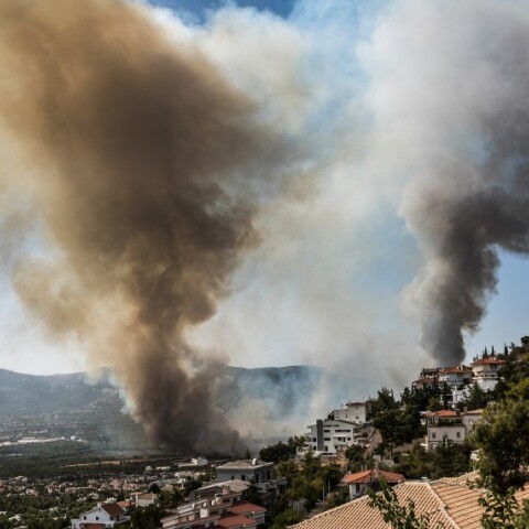 Στιγμιότυπο από τη φωτιά στη Βαρυμπόμπη © EUROKINISSI