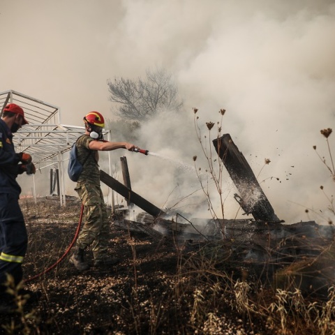 Στιγμιότυπο από τη φωτιά στη Βαρυμπόμπη