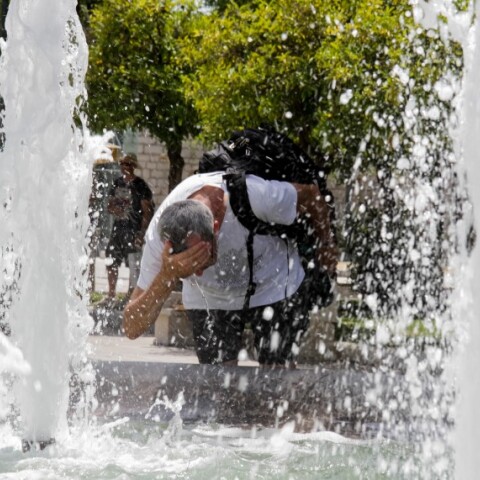 Καύσωνας στο κέντρο της Αθήνας © EUROKINISSI