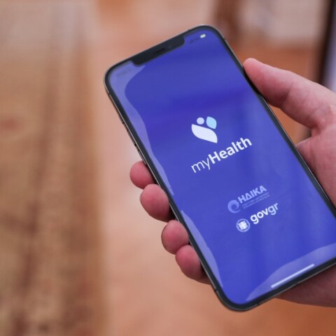 Η εφαρμογή MyHealth στην οθόνη κινητού τηλεφώνου κατά τη διάρκεια της παρουσίασης © AΠΕ / ΓΙΩΡΓΟΣ ΒΙΤΣΑΡΑΣ