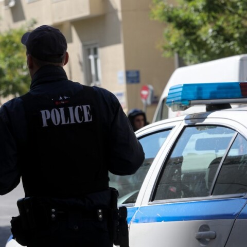 Αστυνομικός δίπλα σε περιπολικό © EUROKINISSI