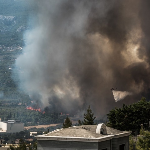 Φωτιά στη Βαρυμπόμπη: Στιγμιότυπο από τις εστίες της πυρκαγιάς