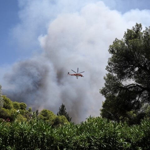 Ελικόπτερο της Πυροσβεστικής κάνει ρίψη νερού © EUROKINISSI 